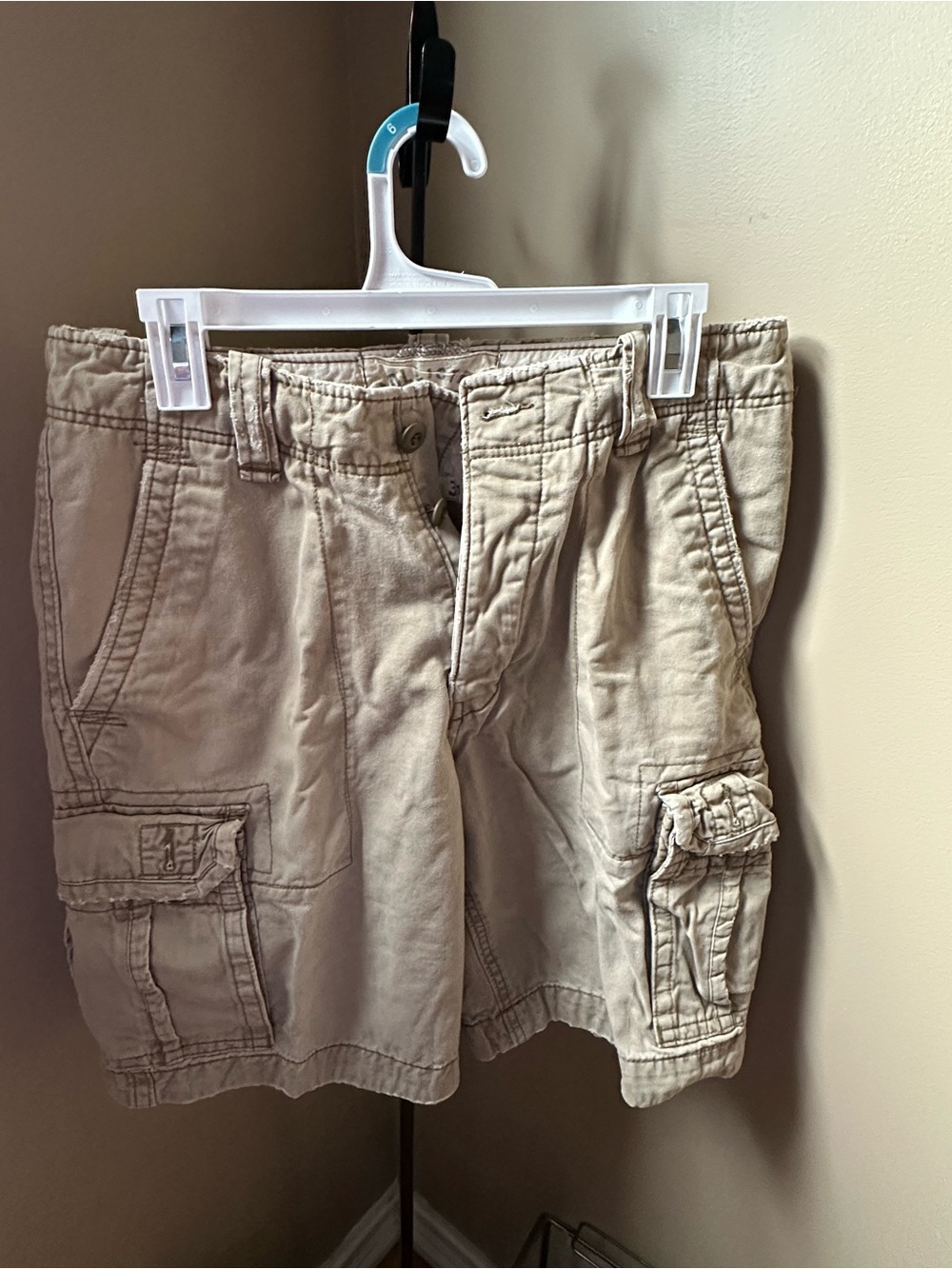 Hollister Men's Size 30 Casual Cargo Shorts in Khaki